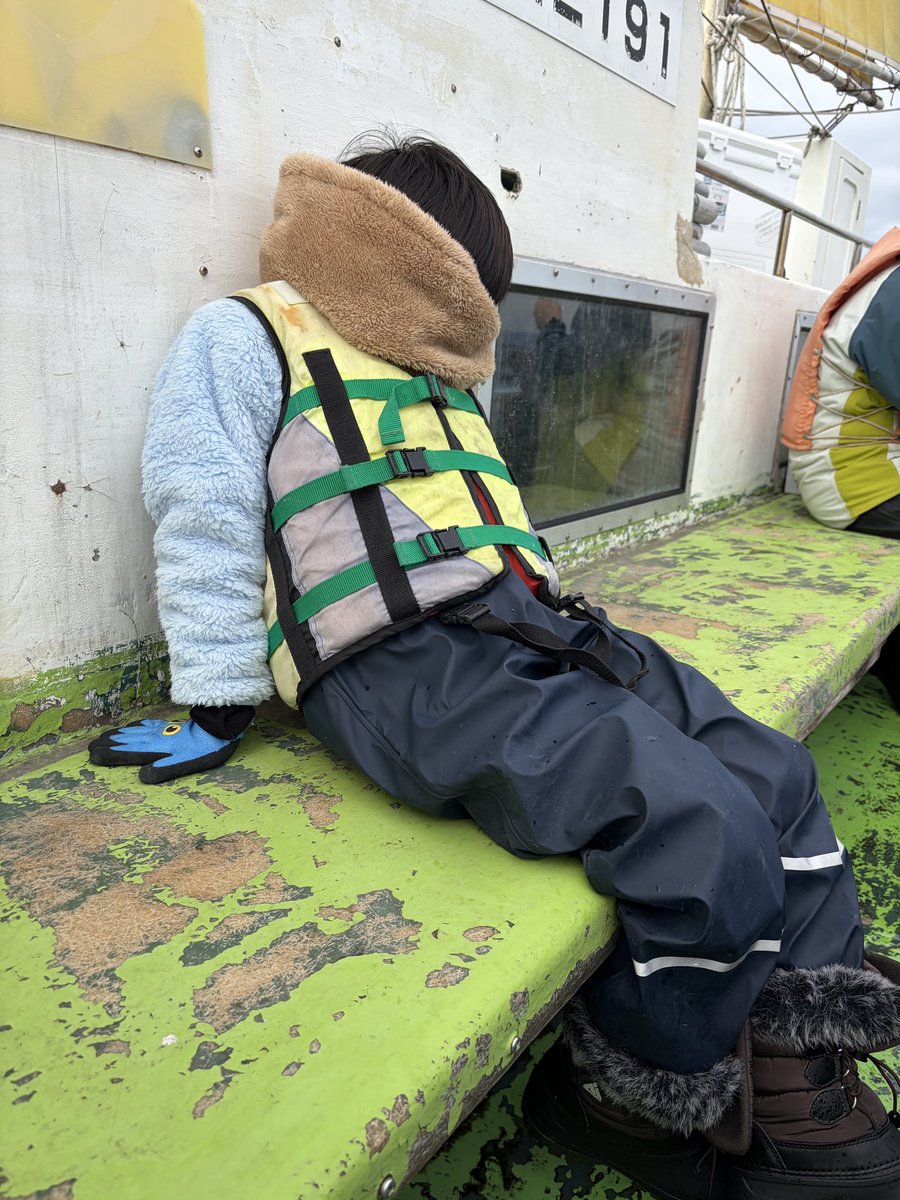 chaco3mama's tweet photo. @u2caba おつかれさまでした！いつも楽しいレポートありがとうございます😊

一緒に6時間船に乗ったユニかばさんがすごすぎる👏🏼✨✨
うちもユニかばさんの依頼直前4時起きのイカ釣りで、長男くんと同じ状態になった次男の写真あります　笑
その状態から15分で復活したのもすごい👏🏼✨ https://t.co/4fuxCTUpMr