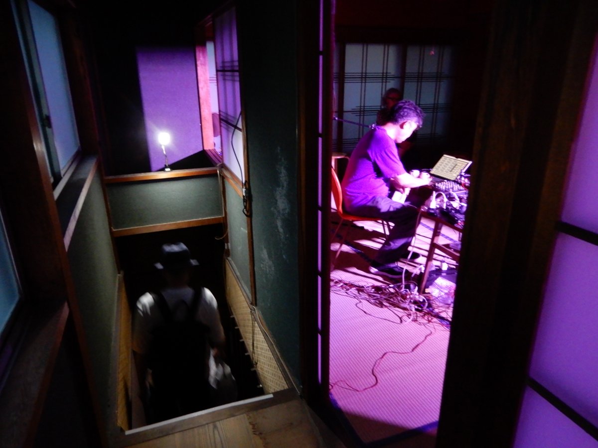 【足立智美「うたう家」】

公演中、近所を通りがかる人たちの、「一体、中で何が起こっているんだ…」という怪訝な表情の人が、中に入って、なんだこれ！となっていて、街中でふらっとこういった瞬間に出くわせることができて、事務局スタッフとしてもうれしいなと思って立ち会っていました。