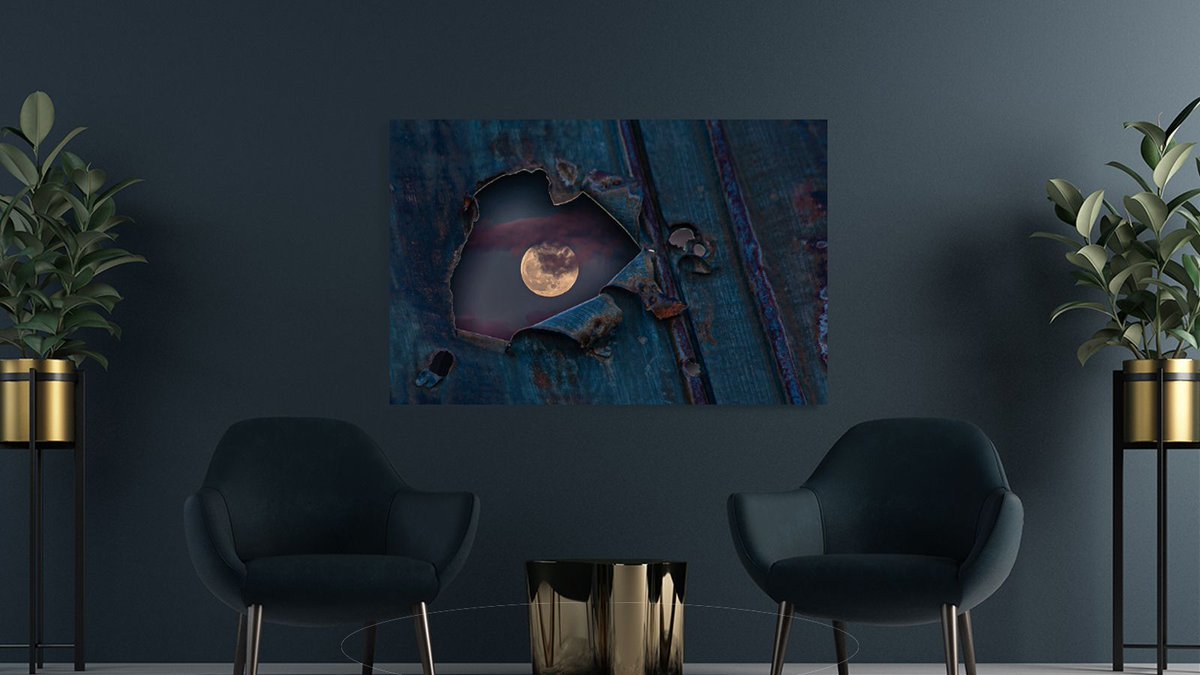 tpeakphotos's tweet image. The 2020 snow moon glowing through a jagged tear in rusted tin—captured by Mike Lee. A striking blend of lunar light and weathered texture, now available as wall art on Pictorem.

buff.ly/eoAg2yM 

#wednesdaywallart #nightphotography #rusticdecor