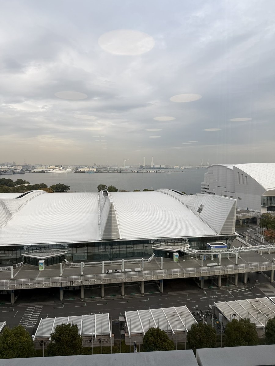 みなとみらいにある協和海運（当社グループ）で仕事をしていたら、メンバーが「お疲れ様です！いま大黒埠頭でヘリコプターのバンニングしてきました。コンテナぎりぎりでした！」と報告をしてくれてやっぱり面白い仕事だなと。笑
🚁🚁🚁🚁🚁