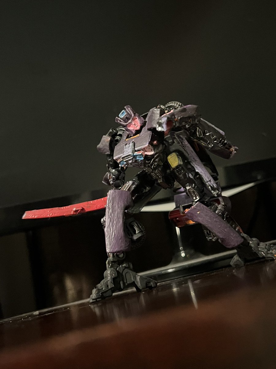 magnescustoms's tweet photo. @freshbisque  oc Heartbreaker is to break some hearts . It’s a gift for another of my favorite artist. I used legacy cheomia for the head and ss shatter for the car mode https://t.co/H9NaDjDBLb