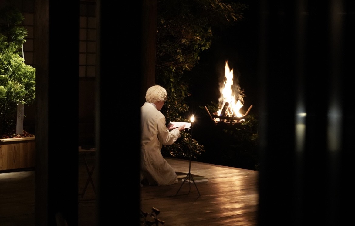 【朗読と音楽『 謠ふる夜』能舞台にて】
客席は、屋外の能舞台から少し離れた屋内で、たいまつの焼ける匂いと、外の寒さ、旅館の荘厳な雰囲気が相まって、ストーリーの地獄と現世の設定に入り込みやすくなった気がしました。
金沢市内にユニークな場所があったら、ぜひ教えてください！