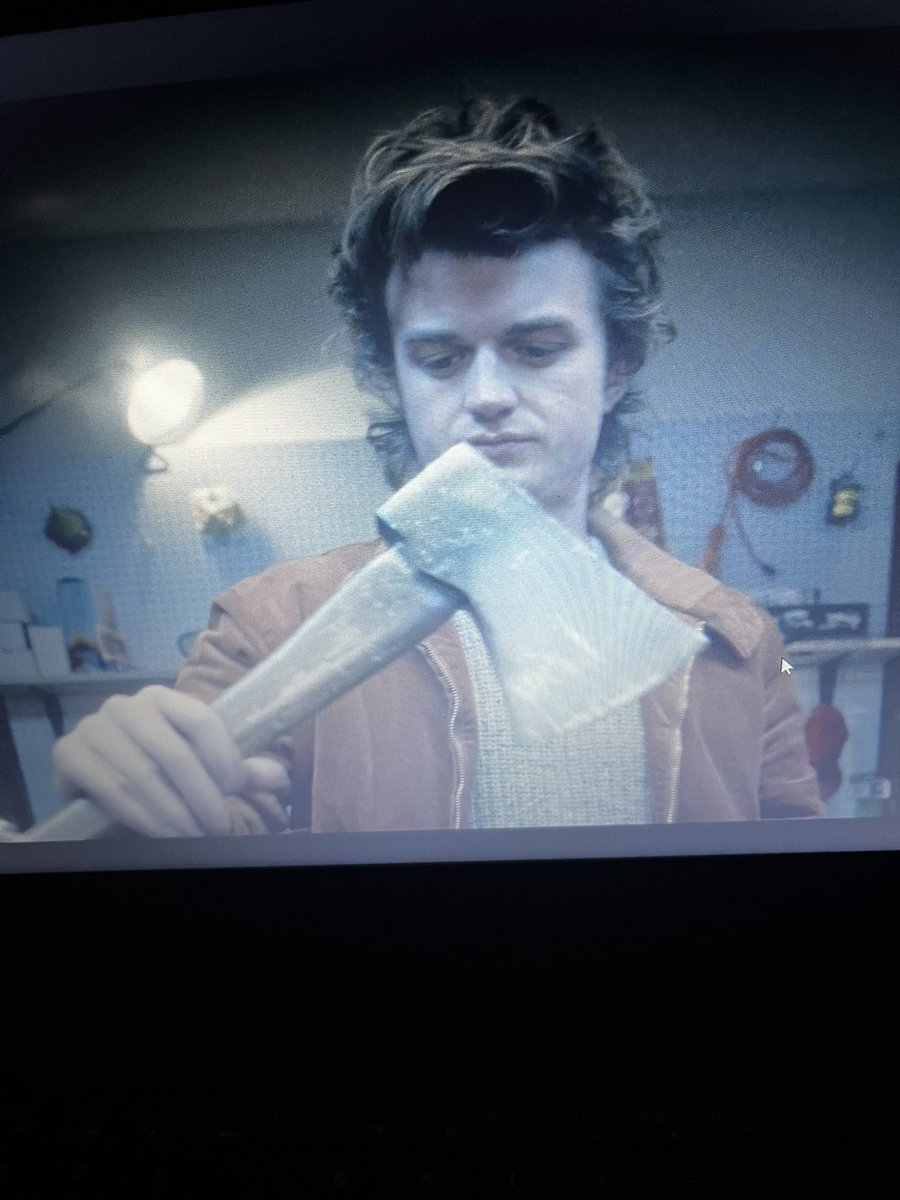 myystaop's tweet image. O steve harrington se sentiu meio mutilador noturno aguiar por meio milissegundo antes dele pegar a serra elétrica