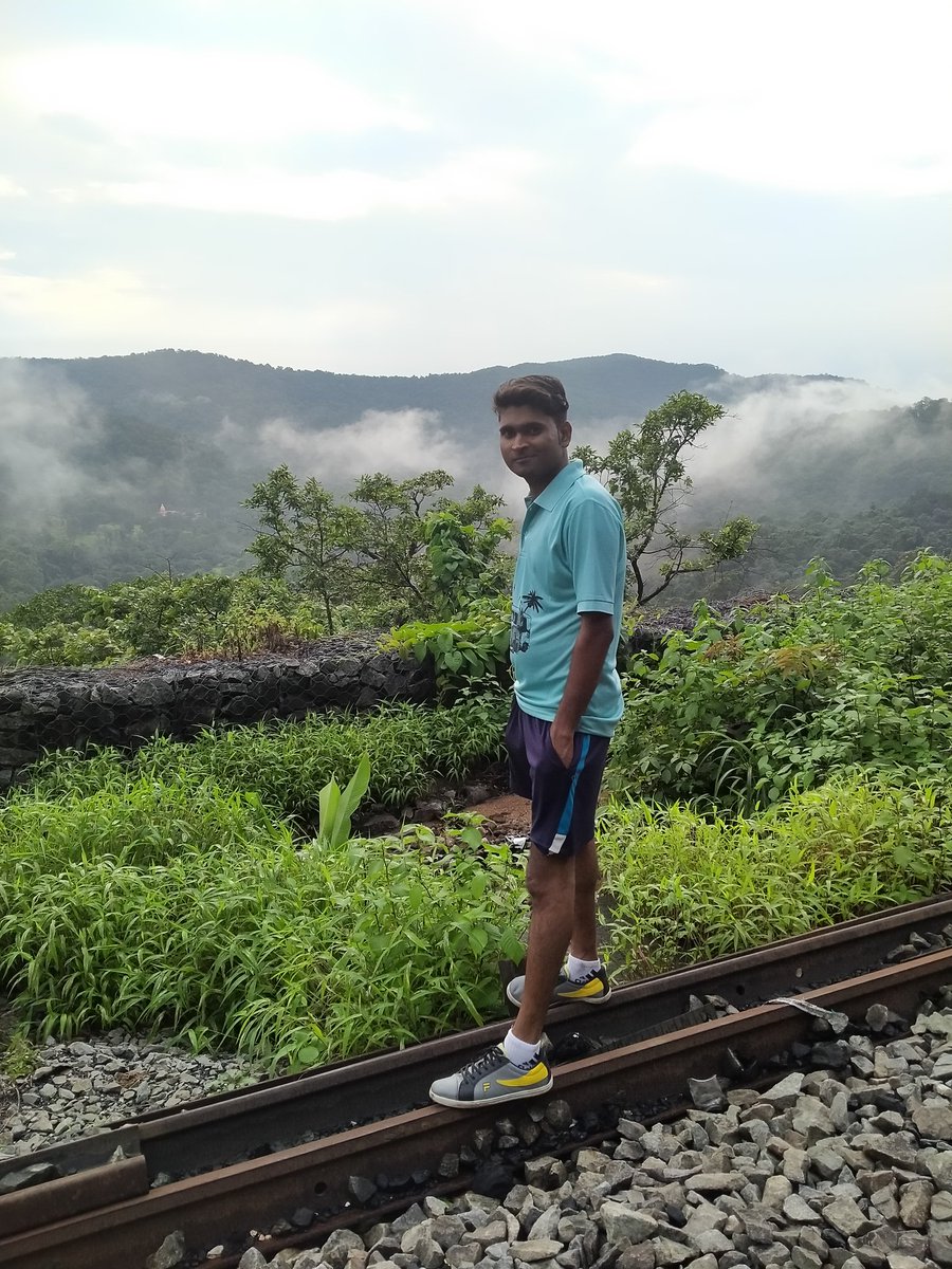 पहाड़ों पर छाई यह धुंध और हरियाली, 
मन को शांति और सुकून दे रही है।

शुभ प्रभात साथियों 🙏