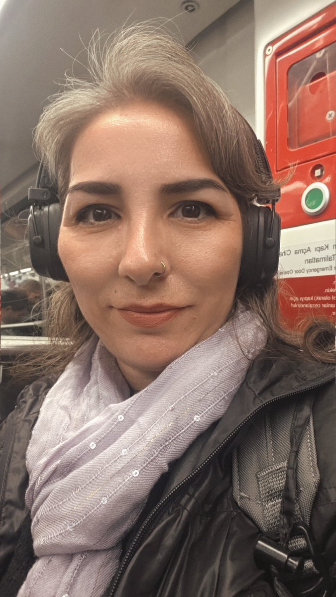 Bu saatte metroda olmak icin 4 te kalktim, 5 te yola ciktim ben. Size gunaydin, bana tunaydin 🤭 

 Keyifli bir gun olsun guzel insanlar 🫰🏻