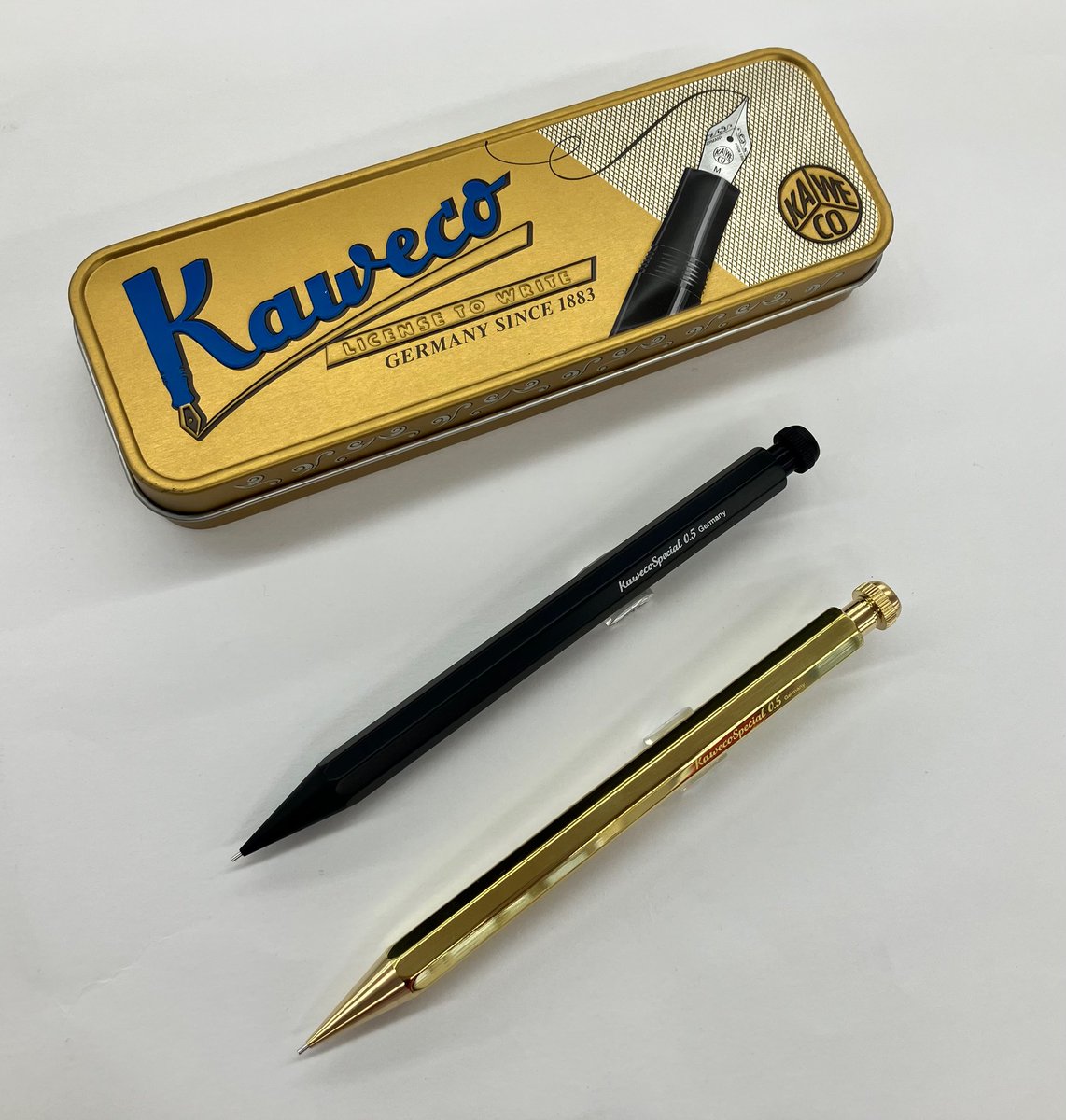 事務キチ座間店です📝

人気の ロットリング500 レッド
お得な“定規付きセット” が入荷しています
数量少なめなのでお早めに‼️

さらに今なら…

 PILOT S20 全色
カヴェコ スペシャル／ブラス

 しっかり在庫揃ってます！
年末の文房具チェックにぜひお立ち寄りください‼️

#事務キチ #座間市