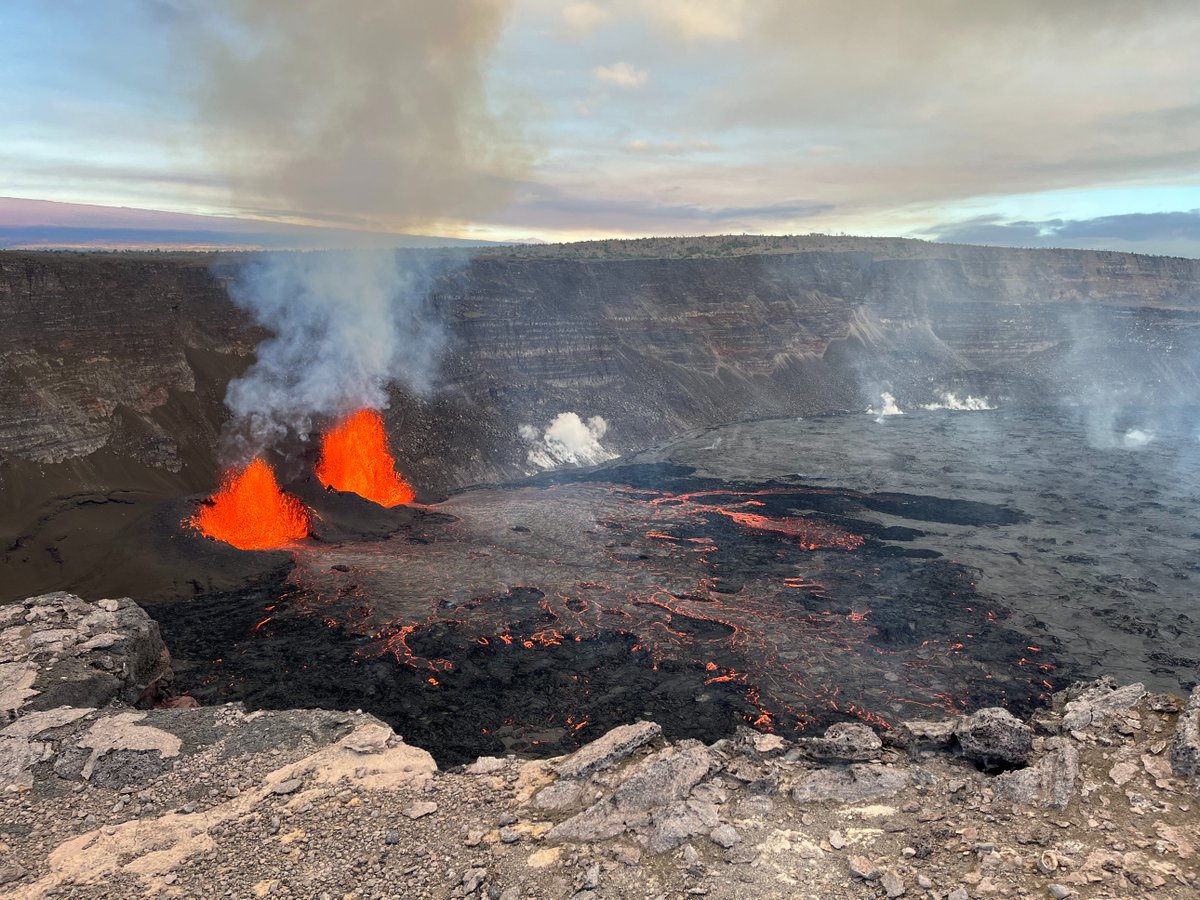 smartyrajesh513's tweet image. Hawaiʻi Hit by Strong Earthquake Followed by Volcanic Eruption
A powerful quake struck near the Kīlauea region, triggering fresh volcanic activity and lava outflows. Emergency teams are on alert across the Big Island.
#Hawaii #earthquake #eruption  #volcanoeruption #lava