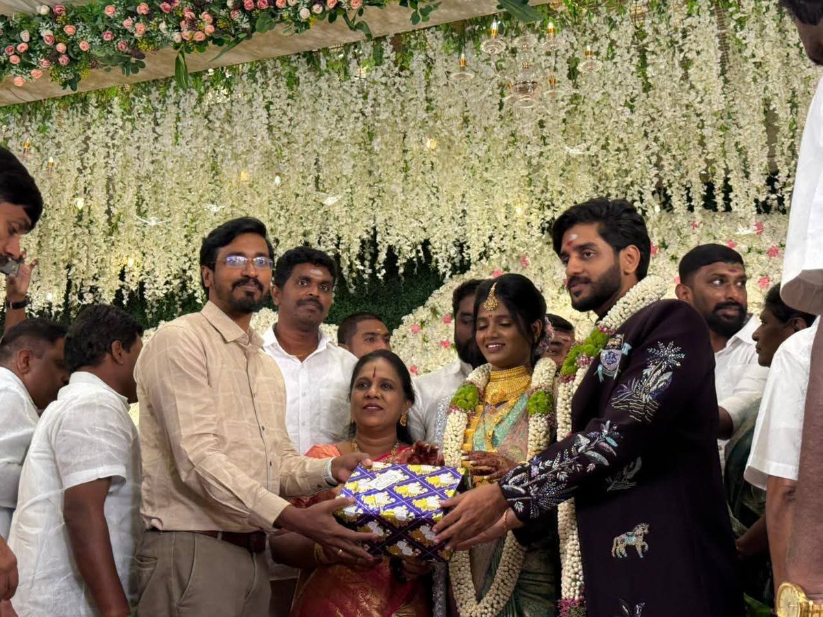 வேலம்மாள் மருத்துமணை மருத்துவர்
 Dr.சந்தானம் MD,DM அவர்கள்.. 

ராஜா திருமண விழா..❤