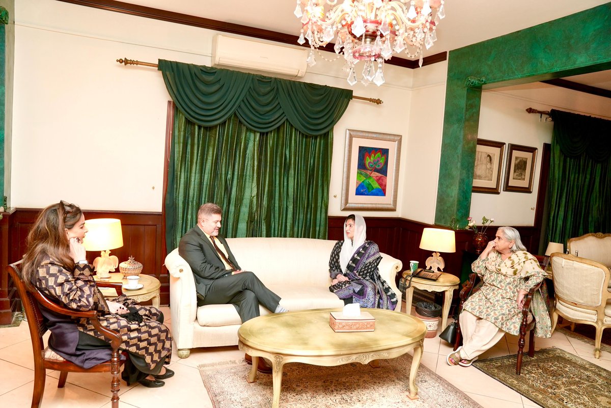 AdnanShehzad99's tweet photo. First Lady appreciated Germany’s support in projects related to health, education &amp; community development.
Meeting also attended by Dr. Azra Fazal Pechuho, Sardar Shah, Senator Sherry Rehman &amp; Senator Anny Marri.
#AseefaBhuttoZardari #PakistanGermanyRelations #PeopleCentricGovern https://t.co/jUYhzP9CKn