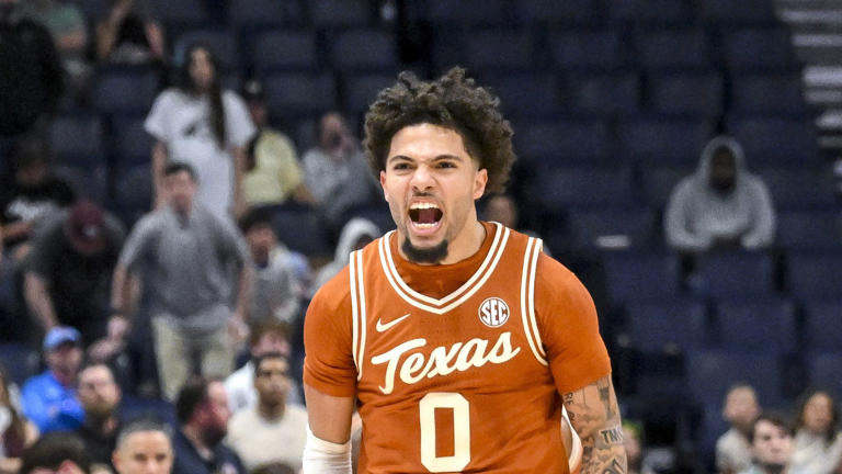 CBKReport's tweet image. Texas defeats No. 23 NC State and hands the Wolfpack its second loss in Maui. 

Jordan Pope had 28 points and hit seven threes for the Horns. 

Great win for Sean Miller and co 🤘