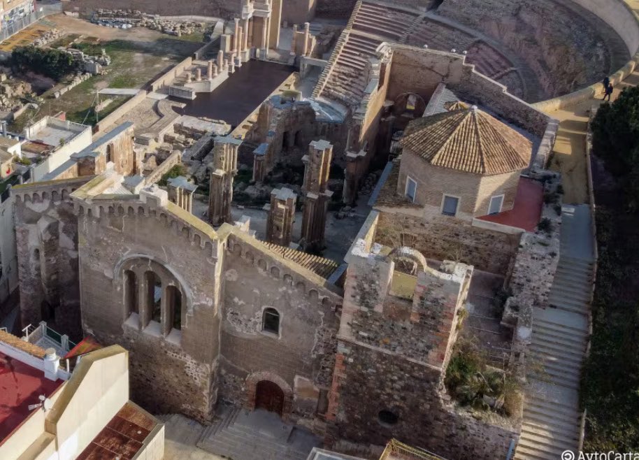 🌅 Buenos días, Catedral de Cartagena.
Buenos días a la obra que Alfonso X el Sabio quiso levantar para esta ciudad y que el Obispo Gallego consolidó con valentía en 1250.
Buenos días al templo que nació para ser faro espiritual, memoria colectiva y símbolo de identidad de todo
