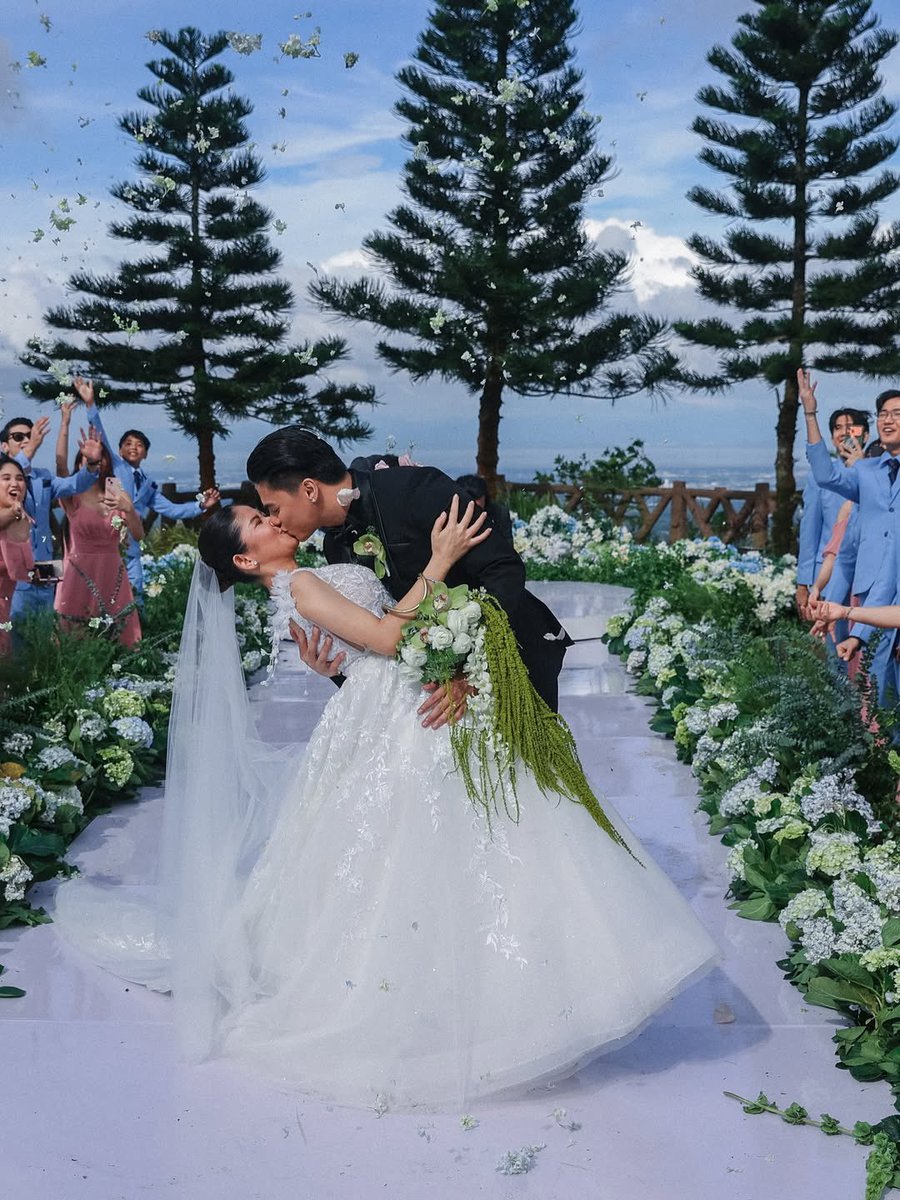 cosmo_ph's tweet photo. JUST IN: OMG! It’s official—#LoisaAndalio and #RonnieAlonte are officially married! 💍❤️ Congratulations to the newlyweds! ✨

Story soon on https://t.co/OIpP4jvjYs #LoiNie

📸: @/iamr2alonte https://t.co/Yj3cnGPYp4