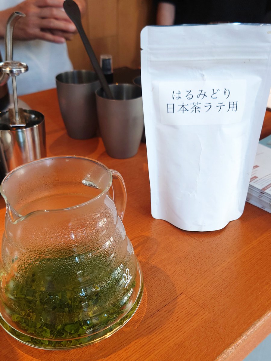 Magoroku_2563's tweet image. NAOMI COFFEE@台東区西浅草3
・Japanese tea(Green tea)

食後の珈琲ではなくお茶はNAOMIcoffeeさんへ。
茶葉は茨城県吉田茶園さんの「はるみどり」。
渋味が無く、仄かな甘味を感じます。
2煎目までいただけるので味香りの変化も楽しめて良き！

#coffee #greentea #NAOMIcoffee