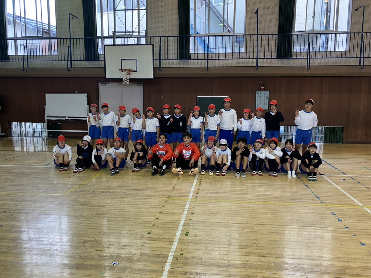 HIROSHIMADFLIES's tweet image. 昨日、 #伊藤達哉 選手が可部小学校に訪問し、6年生127名の皆さんとバスケットボール教室を行いました🏀
 
伊藤選手は参加した生徒の皆さんに、ドリブルやシュートのコツなどを伝授してくれました💪

可部小学校の皆さんありがとうございました✨

#ドラゴンフライズ #Bリーグ #バスケ