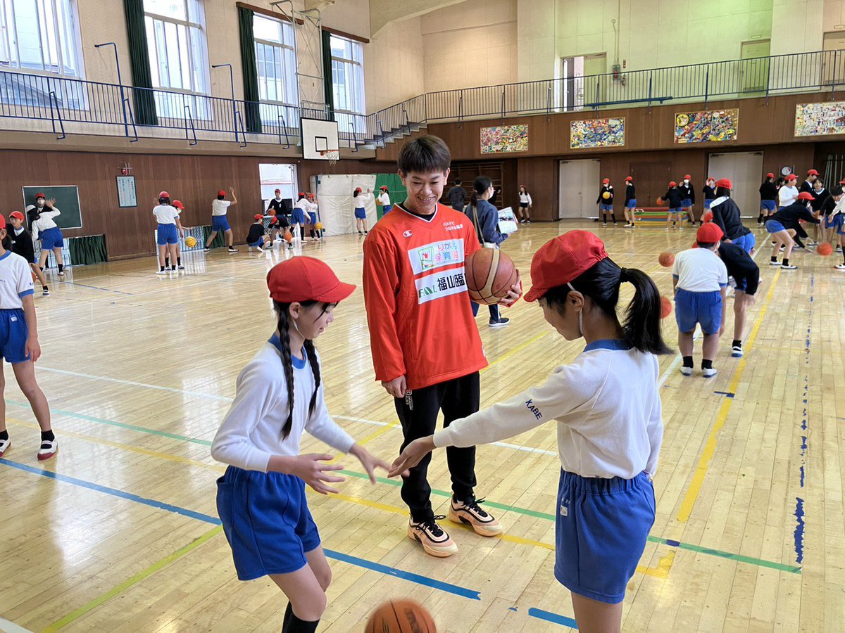 HIROSHIMADFLIES's tweet image. 昨日、 #伊藤達哉 選手が可部小学校に訪問し、6年生127名の皆さんとバスケットボール教室を行いました🏀
 
伊藤選手は参加した生徒の皆さんに、ドリブルやシュートのコツなどを伝授してくれました💪

可部小学校の皆さんありがとうございました✨

#ドラゴンフライズ #Bリーグ #バスケ
