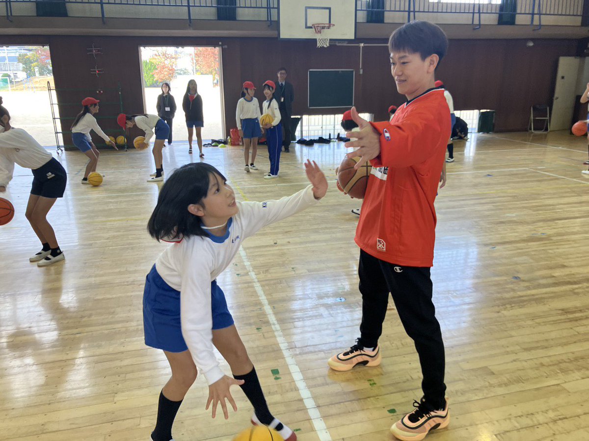 HIROSHIMADFLIES's tweet image. 昨日、 #伊藤達哉 選手が可部小学校に訪問し、6年生127名の皆さんとバスケットボール教室を行いました🏀
 
伊藤選手は参加した生徒の皆さんに、ドリブルやシュートのコツなどを伝授してくれました💪

可部小学校の皆さんありがとうございました✨

#ドラゴンフライズ #Bリーグ #バスケ