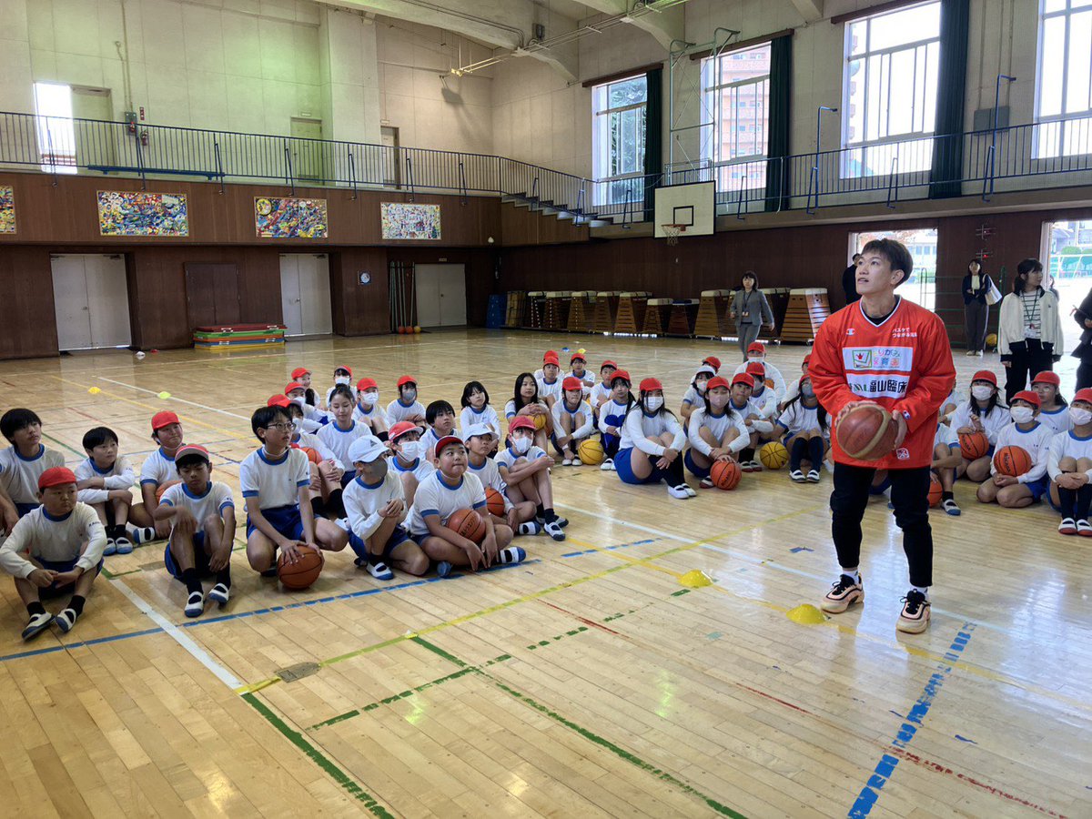 HIROSHIMADFLIES's tweet image. 昨日、 #伊藤達哉 選手が可部小学校に訪問し、6年生127名の皆さんとバスケットボール教室を行いました🏀
 
伊藤選手は参加した生徒の皆さんに、ドリブルやシュートのコツなどを伝授してくれました💪

可部小学校の皆さんありがとうございました✨

#ドラゴンフライズ #Bリーグ #バスケ