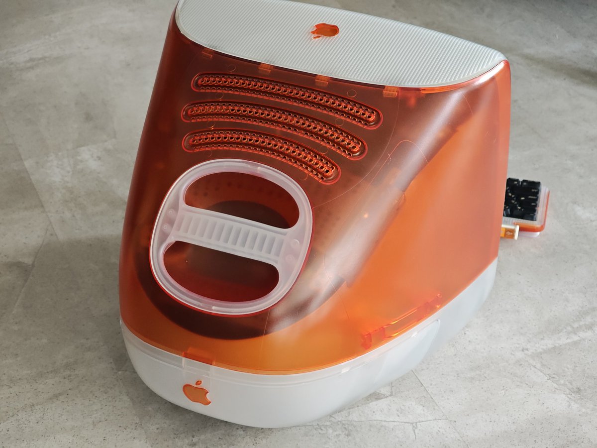 Paraph14's tweet image. 念願のiMac G3 タンジェリンを手に入れた。
これには猫も興味津々