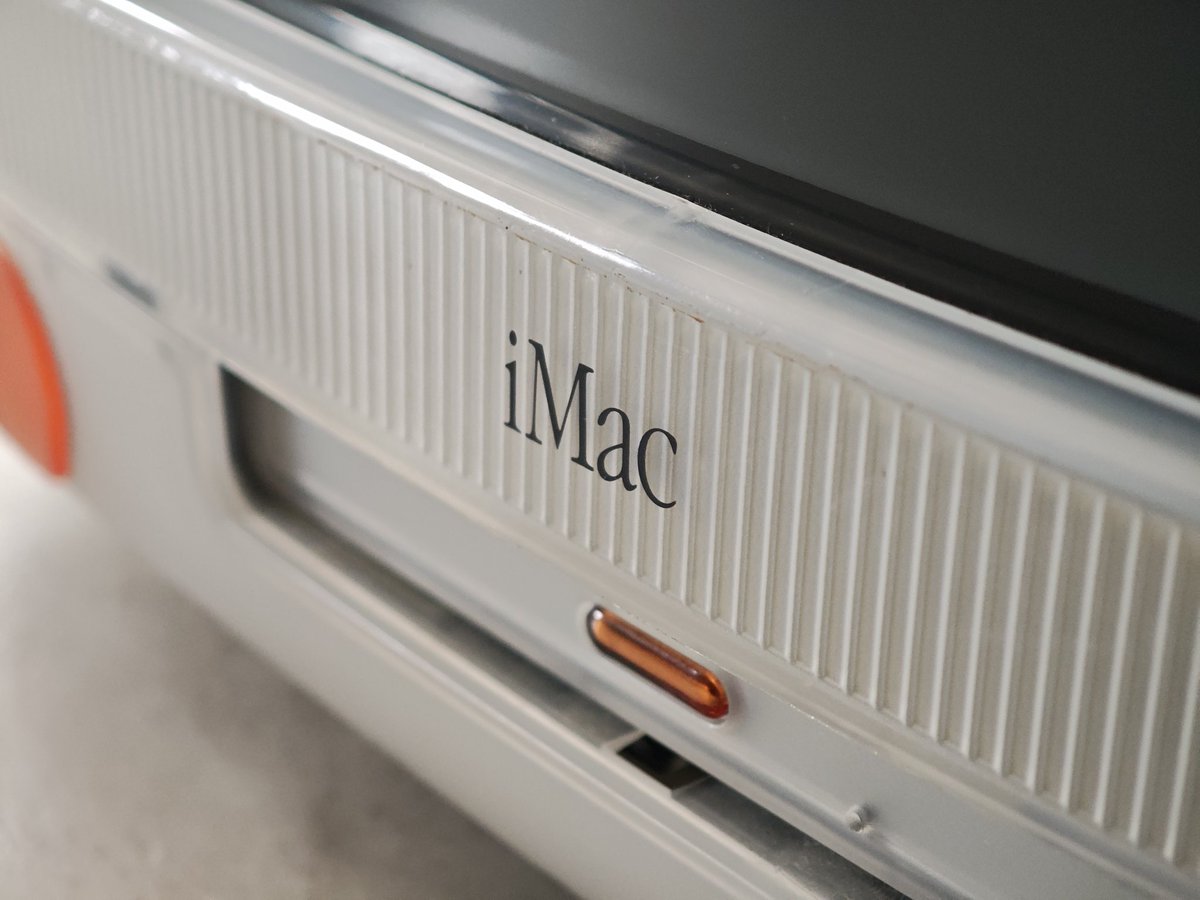 Paraph14's tweet image. 念願のiMac G3 タンジェリンを手に入れた。
これには猫も興味津々