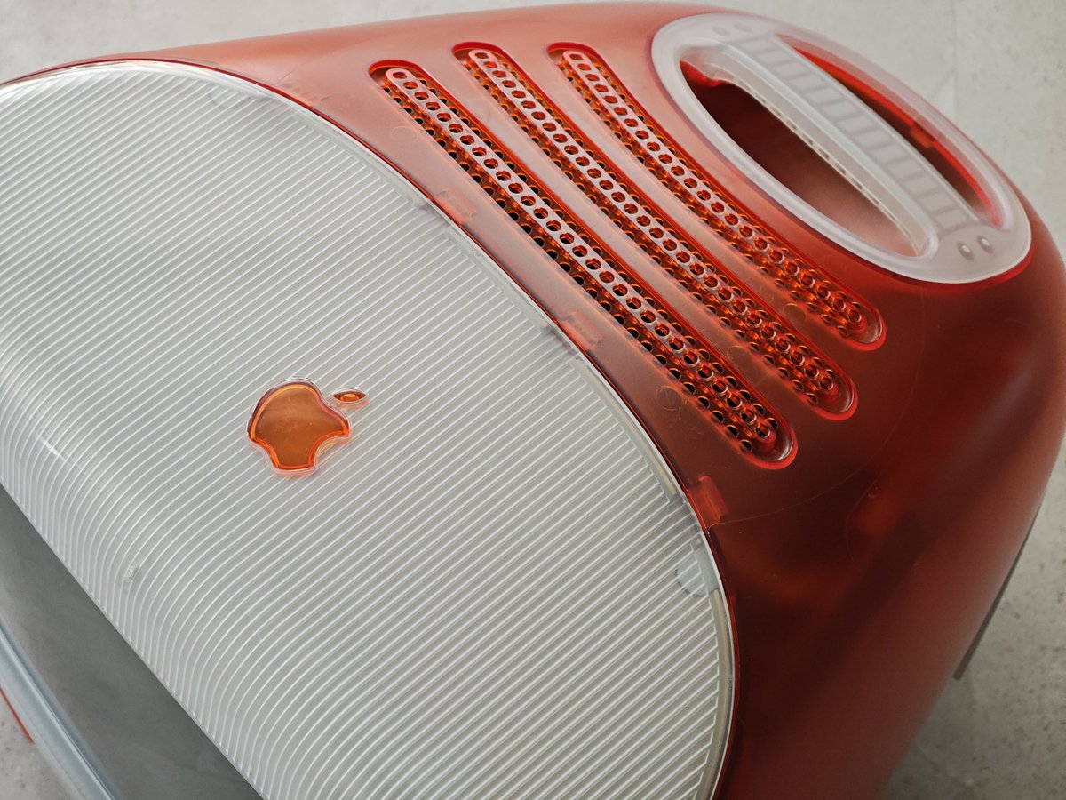 Paraph14's tweet image. 念願のiMac G3 タンジェリンを手に入れた。
これには猫も興味津々