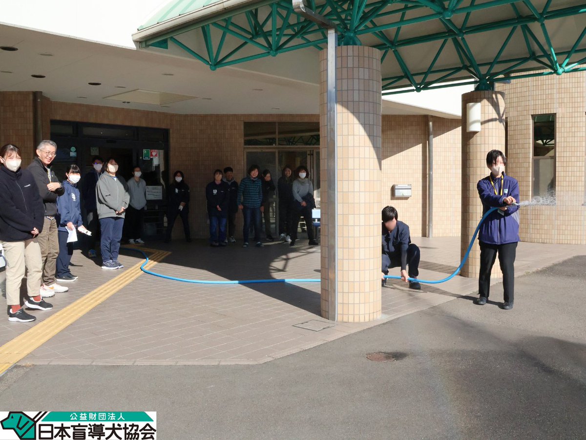 JGDA_GuideDog's tweet image. 【にちもうトピックス】消防避難訓練🚒
11月17日、仙台訓練センターでは火災発生を想定した消防避難訓練を実施しました。
人も犬も迅速に避難するために、犬たちも実際の動きと同様に車に乗せて訓練をしました！
また、通報機器の使用方法のレクチャーを受け、通報や館内への情報伝達の仕方を確認☑…