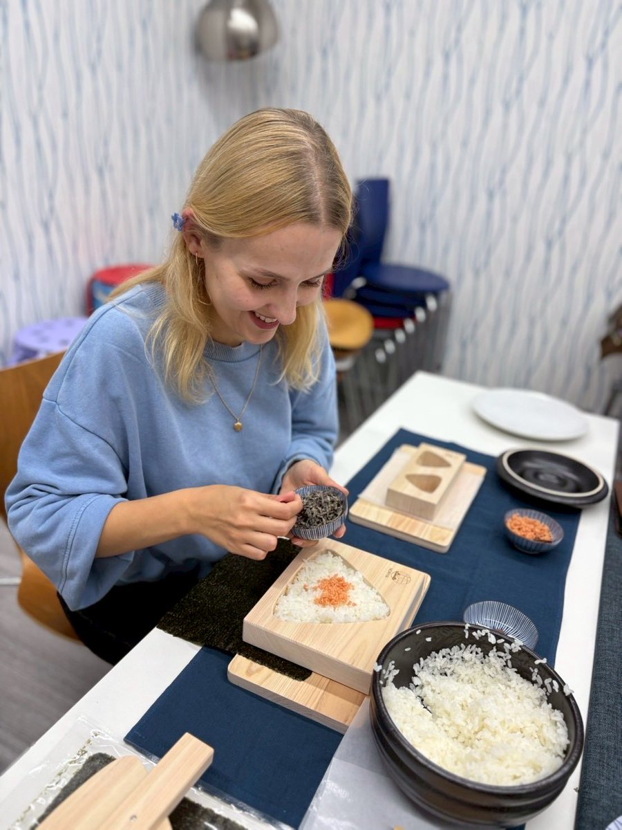 thedeck_jp's tweet photo. 【Meet up おにぎりイベント🍙】
今回のイベントは体験型食事会😋檜の型でおにぎり(特大サイズは顔ほどの大きさ❗️)
高級あかし海苔と高知のかおり米ブレン��で美味しいコラボ✨自分で作った究極のおにぎりは美味しいです。
#NORIYA #香り米 https://t.co/Wwda5fDu5M