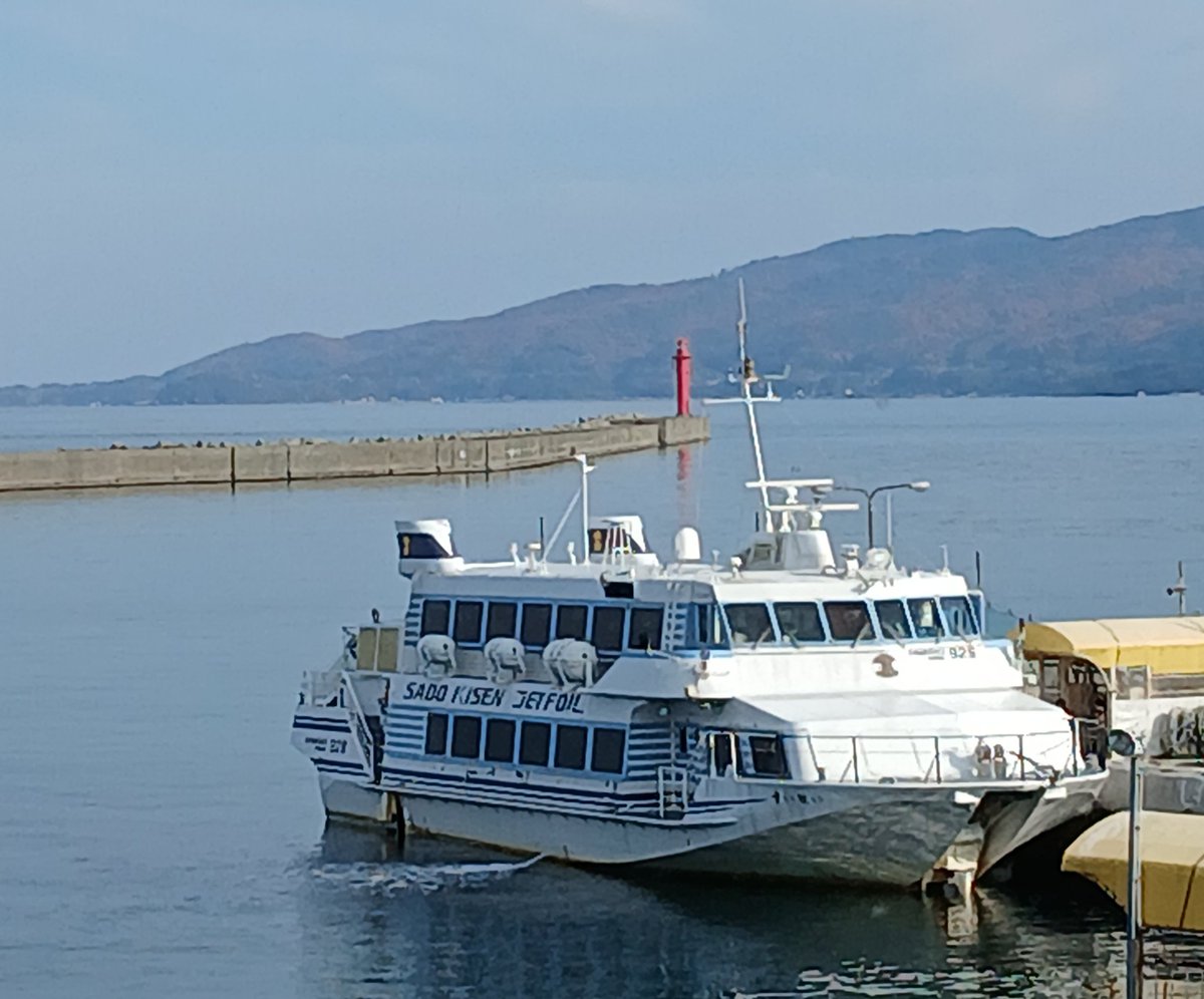 sadokisensyouji's tweet image. こんにちは✨😃❗両津港ターミナル売店です😌💓

佐渡市マンホールTシャツ
、定番の白(ホワイト)と黒(ブラック)の展開😉
旅の思い出にも佐渡土産にもおすすめです。
特別なデザインをお楽しみください😆