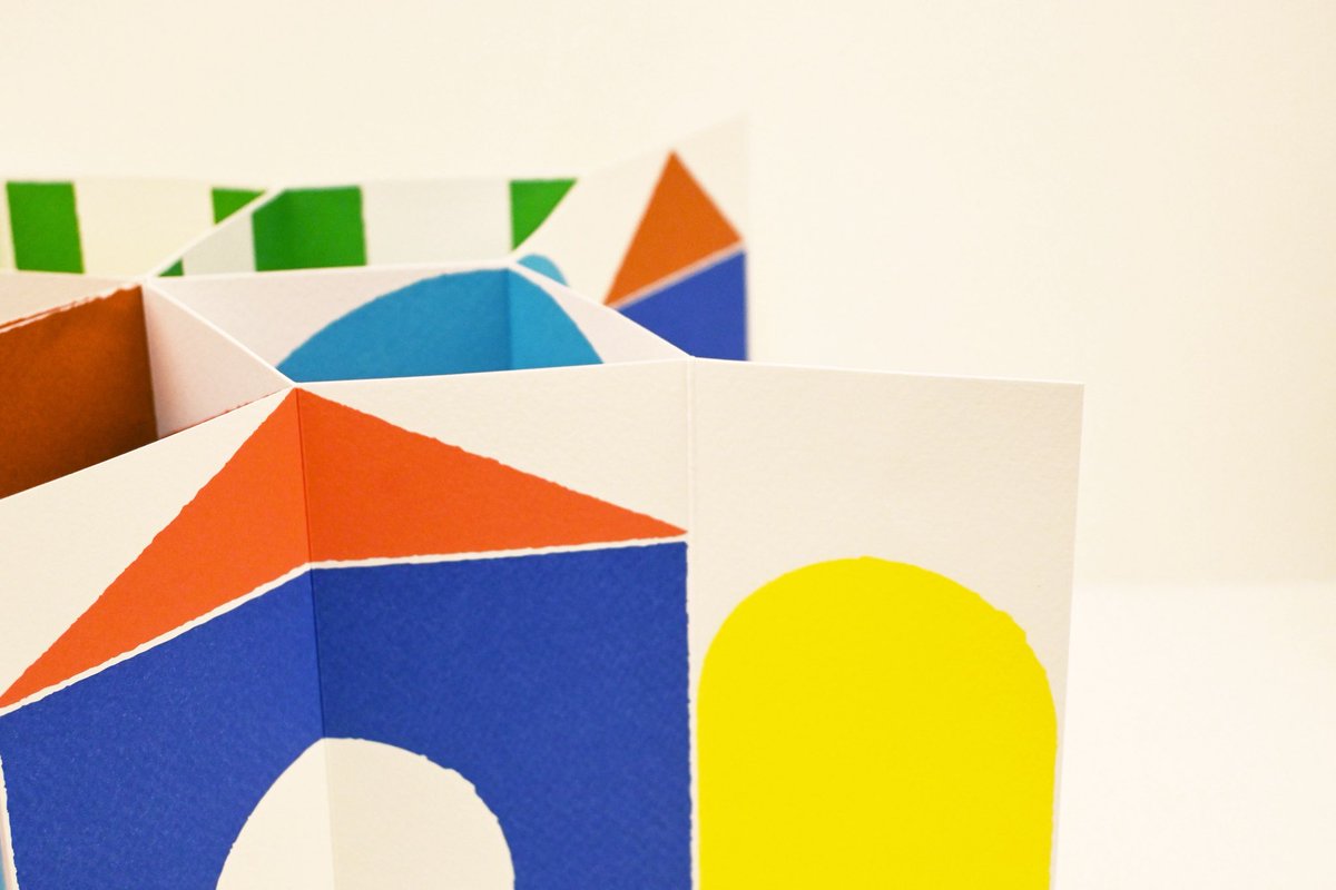 『Village』入荷しました！

ジュリー・サフィルスタインの小さな360°ポップアップの世界。
舞台装置のようにページが展開し、家、階段、礼拝堂、公園…といった架空の建築物が立ち現れる本です。

one-stroke.co.jp/product-page/v…