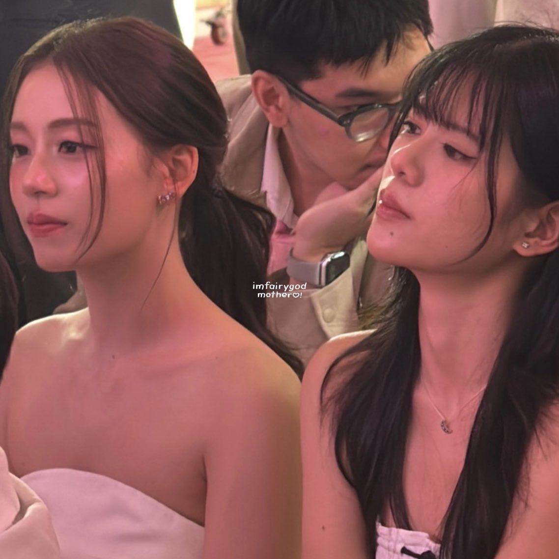 Panu_30's tweet photo. วี กับ น้องฟ้อนด์ ภาพนี้โคตรได้มู้ดคนที่เลิกกันแล้วแต่ยัง��้องทำงานด้วยกัน 🥹 โคตรแซดแต่ทำไมกินแล้วอร่อย ไม่ซอบเลย!! https://t.co/GbPUbmlOkf