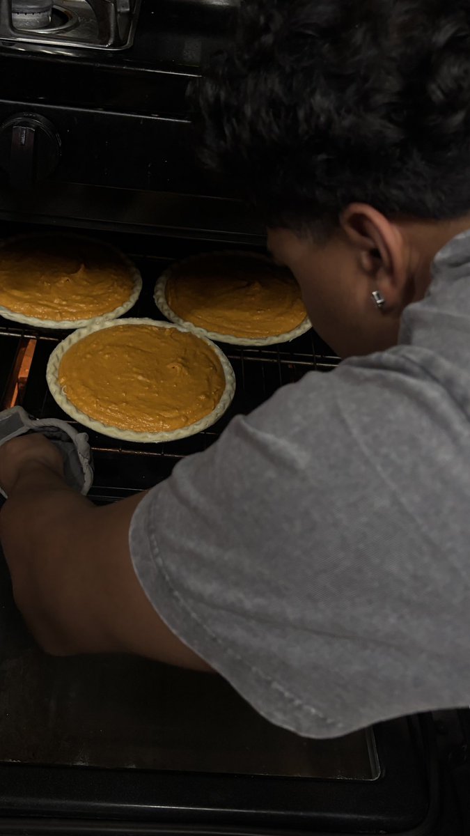 positiveelisee's tweet photo. Homemade sweet potato pie!! https://t.co/lCXa2pUT5o