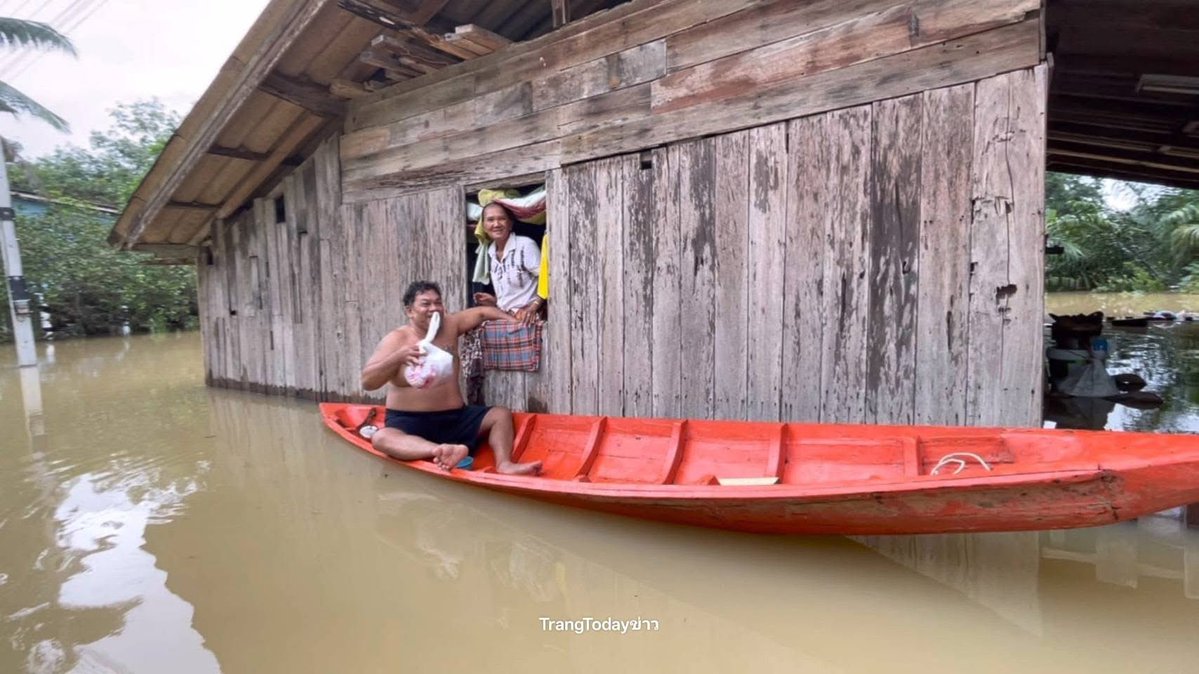 shiraana17's tweet image. ถึงแม้ว่าสถานการณ์ #น้ำท่วมภาคใต้ หลายแห่งจะเริ่มดีขึ้นบ้างแล้ว แต่หลายจังหวัดยังมีน้ำท่วมขัง ได้รับผลกระทบจากน้ำป่า หรือเป็นพื้นที่รับน้ำติดทะเลสาบ เช่น #น้ำท่วมปัตตานี #น้ำท่วมสตูล #น้ำท่วมตรัง #น้ำท่วมพัทลุง ยังอยากฝากให้ติดตามและช่วยเหลือจังหวัดเล็ก ๆ เหล่านี้ด้วยค่ะ 🙇🏻‍♀️