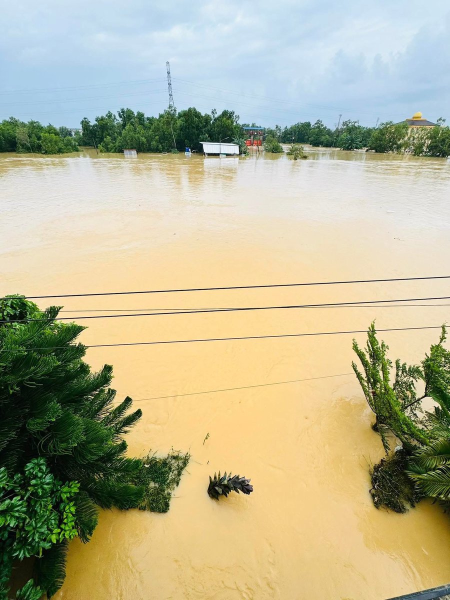 shiraana17's tweet image. ถึงแม้ว่าสถานการณ์ #น้ำท่วมภาคใต้ หลายแห่งจะเริ่มดีขึ้นบ้างแล้ว แต่หลายจังหวัดยังมีน้ำท่วมขัง ได้รับผลกระทบจากน้ำป่า หรือเป็นพื้นที่รับน้ำติดทะเลสาบ เช่น #น้ำท่วมปัตตานี #น้ำท่วมสตูล #น้ำท่วมตรัง #น้ำท่วมพัทลุง ยังอยากฝากให้ติดตามและช่วยเหลือจังหวัดเล็ก ๆ เหล่านี้ด้วยค่ะ 🙇🏻‍♀️