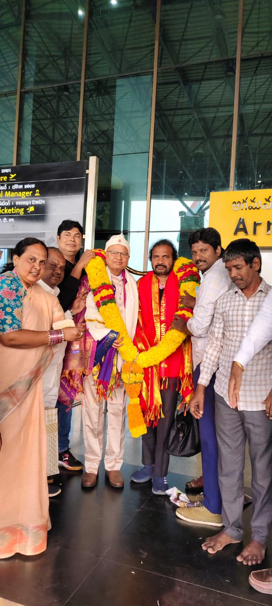 Ambedhkar331's tweet image. నేడు (27.11.2025) యానం(పాండిచ్చేరి) BC,SC,ST సదస్సు కు హాజరు కావడానికి బయలు దేరిన జస్టిస్ ఈశ్వరయ్య,డా.విశారదన్ మహరాజ్ లకు రాజమండ్రి ఎయిర్ పోర్ట్ లో ఘన స్వాగతం.
#BCReservations42Percent 
#BCSCSTJAC 
#VisharadhanMaharaj