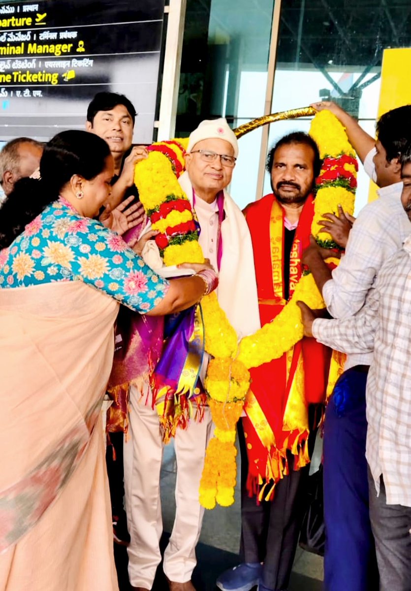 Ambedhkar331's tweet image. నేడు (27.11.2025) యానం(పాండిచ్చేరి) BC,SC,ST సదస్సు కు హాజరు కావడానికి బయలు దేరిన జస్టిస్ ఈశ్వరయ్య,డా.విశారదన్ మహరాజ్ లకు రాజమండ్రి ఎయిర్ పోర్ట్ లో ఘన స్వాగతం.
#BCReservations42Percent 
#BCSCSTJAC 
#VisharadhanMaharaj