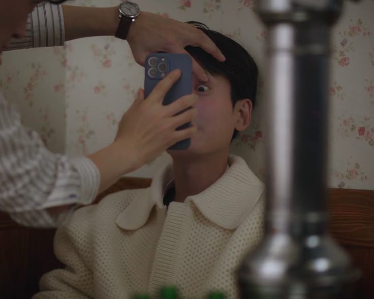 틈새로 보이는 미남이 문제가 아니라 지금 내려야 한다고 내 눈꺼풀을 열고 계신 거잔ㅇ아요?