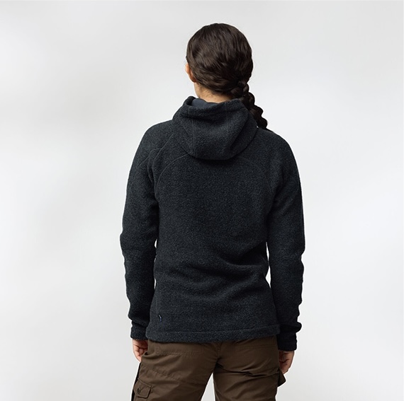 3NITY_JAPAN's tweet photo. 【Kaitum Fleece W】 メリノウール、ポリエステル、ナイロンの混合素材を使用したフリース。フードの縁の裏地はマイクロフリース（リサイクルポリエステル）を施しています。フルジップで開閉可能なフロントで、両サイドにはハンドポケットを配置。表面のロフトがエアポケットを生み出しより暖か。 https://t.co/htwq5XCqOk