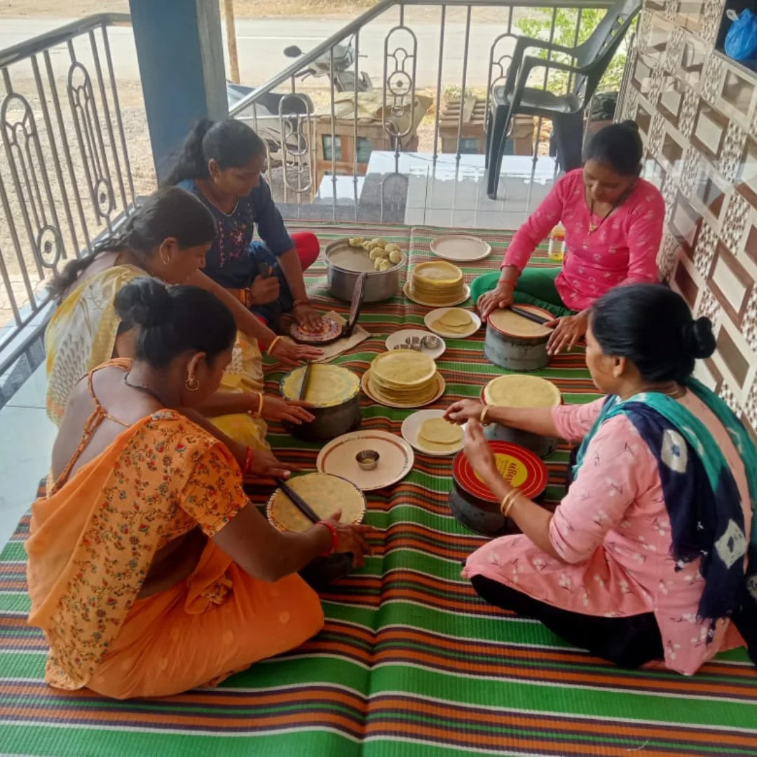 NavsariNrlm's tweet image. &quot;આત્મનિર્ભર સ્ત્રી એટલે કુટુંબ, સમાજ અને રાષ્ટ્રનો આધાર.&quot;
💫જ્યાં સ્ત્રીઓ જોડાય છે, ત્યાં શક્તિ જન્મે છે.ચીખલી તાલુકાના કાલિયારી ગામના યોગેશ્વર સખી મંડળના રેખા બેન પોતાની મહેનત અને પ્રયત્નોથી પાપડ પાપડી બનાવે છે.અને તેઓ 10 વર્ષથી પાપડ પાપડી બનાવી તેનું વેચાણ કરી આત્મનિર્ભર બન્યાં