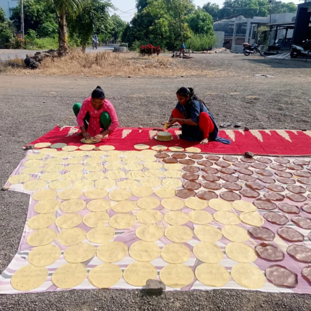 NavsariNrlm's tweet image. &quot;આત્મનિર્ભર સ્ત્રી એટલે કુટુંબ, સમાજ અને રાષ્ટ્રનો આધાર.&quot;
💫જ્યાં સ્ત્રીઓ જોડાય છે, ત્યાં શક્તિ જન્મે છે.ચીખલી તાલુકાના કાલિયારી ગામના યોગેશ્વર સખી મંડળના રેખા બેન પોતાની મહેનત અને પ્રયત્નોથી પાપડ પાપડી બનાવે છે.અને તેઓ 10 વર્ષથી પાપડ પાપડી બનાવી તેનું વેચાણ કરી આત્મનિર્ભર બન્યાં