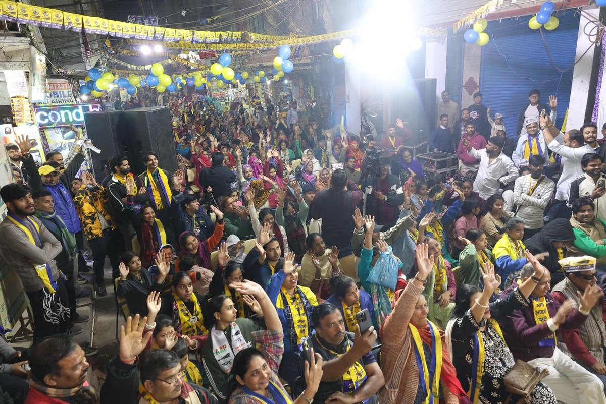 AAPGauravSingh's tweet image. MCD उपचुनावों में AAP को मिल रहा है जबरदस्त समर्थन‼️

📍वार्ड 164, दक्षिणपुरी में वरिष्ठ नेता @AtishiAAP जी, पूर्व विधायक @attorneybharti जी, विधायक @AjayDutt48 जी और विधायक @PremChauhanOFC जी ने क्षेत्र से AAP प्रत्याशी श्री रामस्वरुप कनौजिया जी के समर्थन में प्रचार कर जनता से…