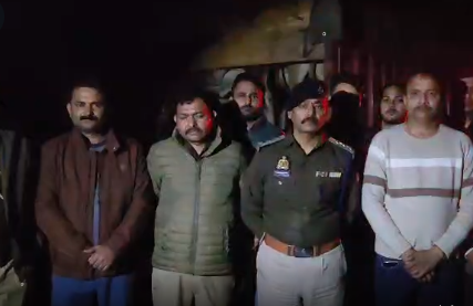 ZEEUPUK's tweet photo. #Unnao 

 उन्नाव में गौ तस्करों और पुलिस के बीच मुठभेड़ 
मुठभेड़ के दौरान 2 गौ तस्करों के पैर में लगी गोली 
दोनों घायल तस्करों को अस्पताल में कराया भर्ती 

#Unnao #Encounter #CowSmuggler #UPPolice #zeeupuk @unnaopolice https://t.co/d0i6gMZXx1