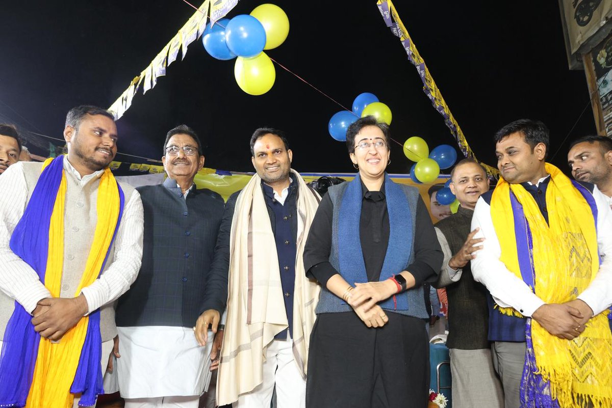 AAPGauravSingh's tweet image. MCD उपचुनावों में AAP को मिल रहा है जबरदस्त समर्थन‼️

📍वार्ड 164, दक्षिणपुरी में वरिष्ठ नेता @AtishiAAP जी, पूर्व विधायक @attorneybharti जी, विधायक @AjayDutt48 जी और विधायक @PremChauhanOFC जी ने क्षेत्र से AAP प्रत्याशी श्री रामस्वरुप कनौजिया जी के समर्थन में प्रचार कर जनता से…