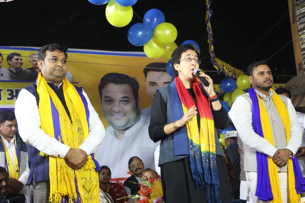 AAPGauravSingh's tweet image. MCD उपचुनावों में AAP को मिल रहा है जबरदस्त समर्थन‼️

📍वार्ड 164, दक्षिणपुरी में वरिष्ठ नेता @AtishiAAP जी, पूर्व विधायक @attorneybharti जी, विधायक @AjayDutt48 जी और विधायक @PremChauhanOFC जी ने क्षेत्र से AAP प्रत्याशी श्री रामस्वरुप कनौजिया जी के समर्थन में प्रचार कर जनता से…