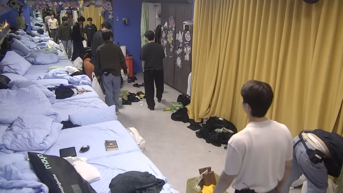 ultjoniean's tweet image. day 9, day 15, day 23 and day 31 boys room my gosh walang pinagbago 

#PBBCollab20Day1LiveShows