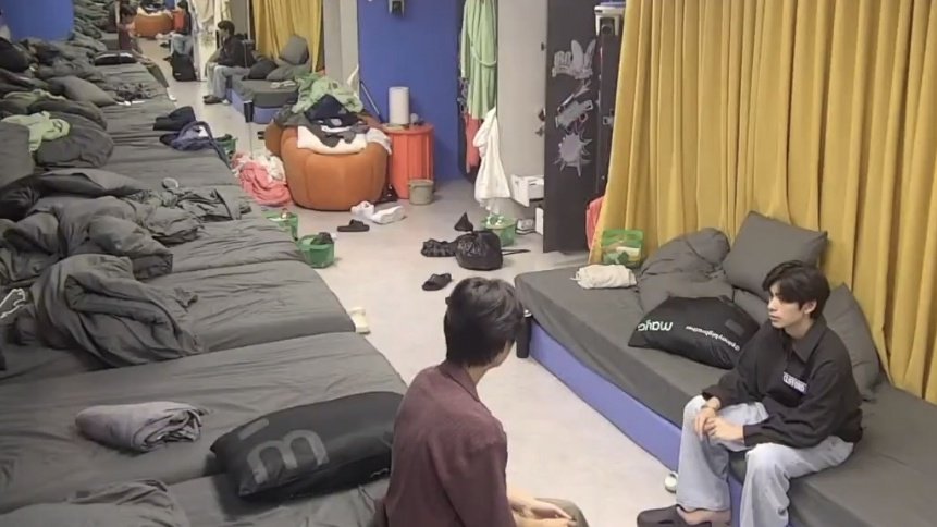 ultjoniean's tweet image. day 9, day 15, day 23 and day 31 boys room my gosh walang pinagbago 

#PBBCollab20Day1LiveShows