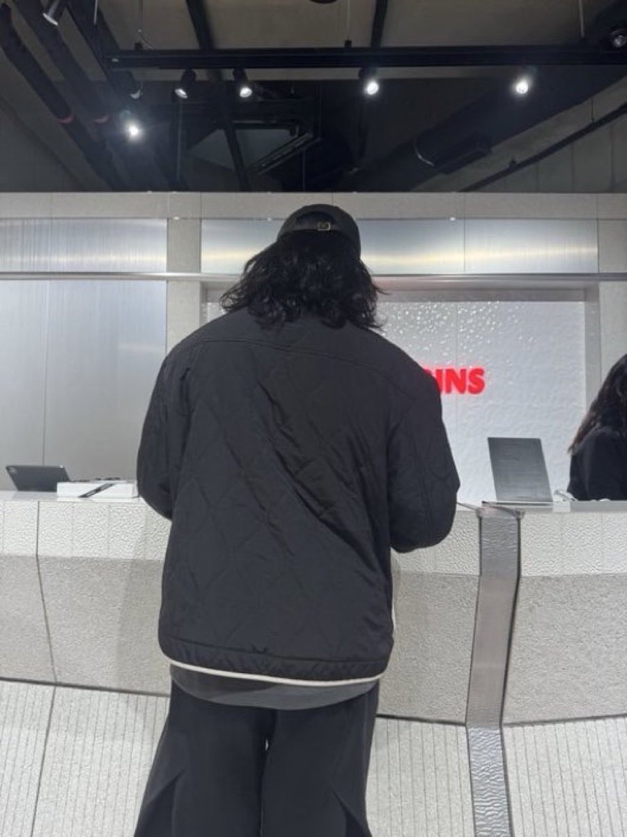 donna825_'s tweet image. 음음~ 아침부터 애기 아파서 응급실 왔다가 도아 자는 틈에 수납하러 온 아빠같음,,애기 링거 다맞으려면 한참 멀은거 같길래 잠깐 나갔다오더니 차에서 와이프 줄 담요 챙겨오고..1층 카페에서 청포도 에이드 같은거 사다주고…. 햄얼입니다아