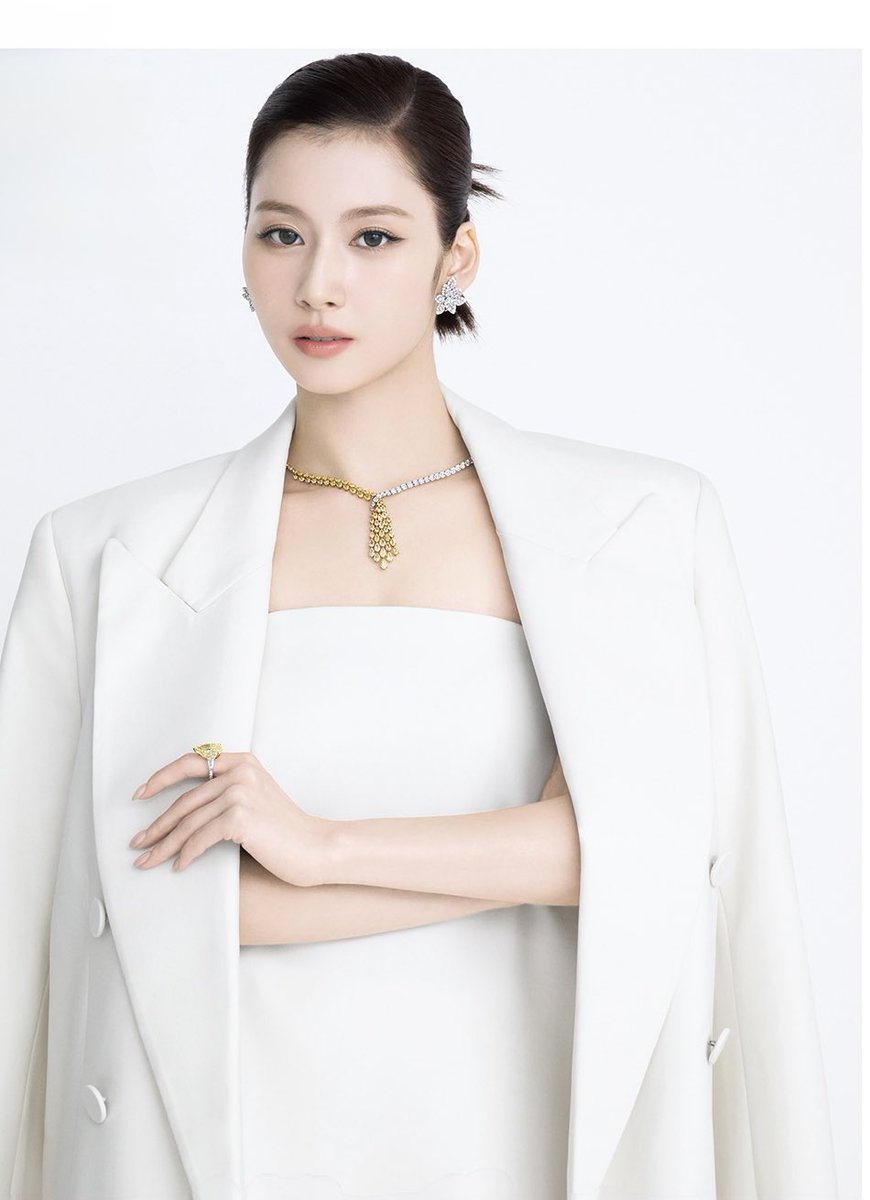 tzujuliee's tweet image. she can buy the jyp entertainment and republic records with this look
