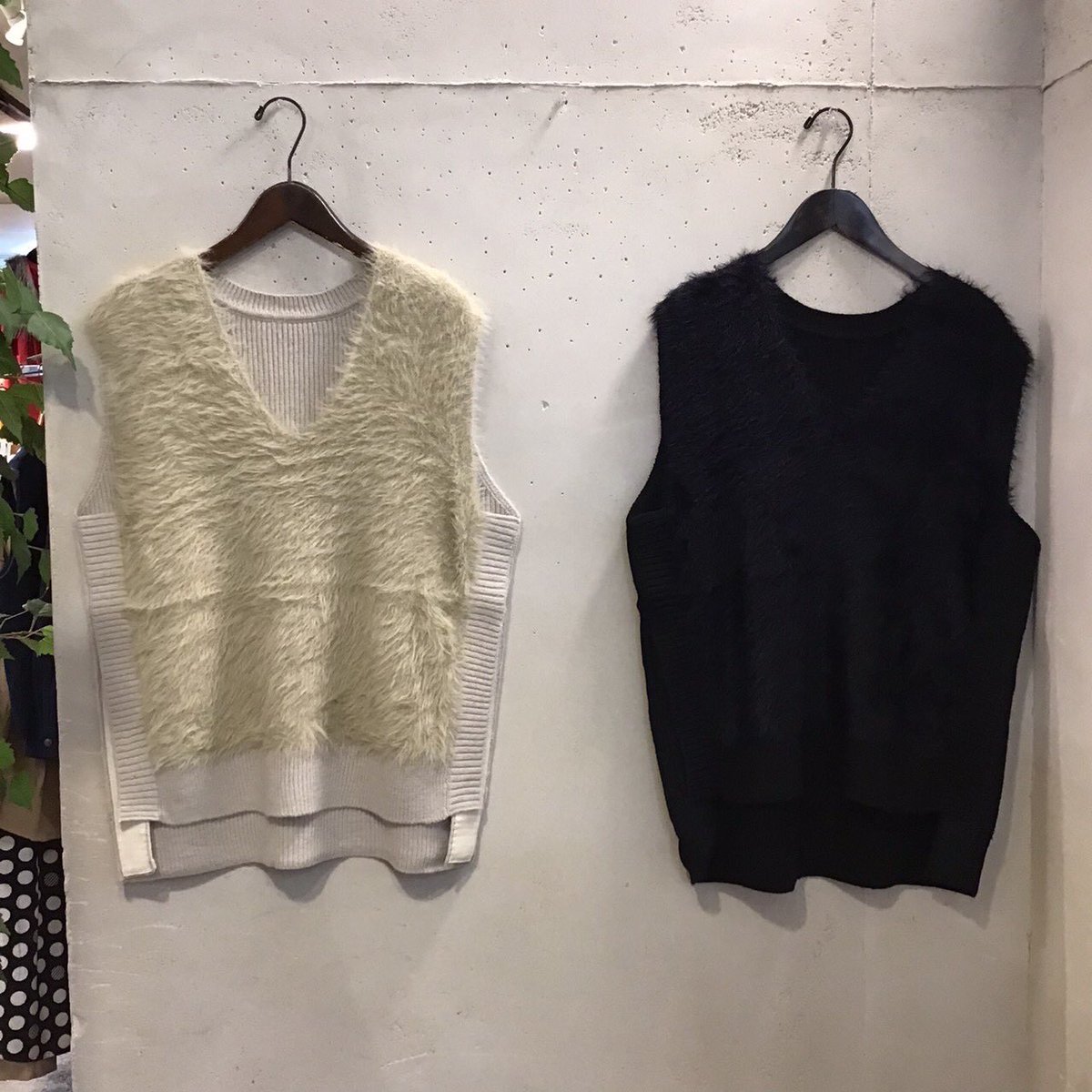 MIX4501's tweet photo. まるでファーのような、豊かな毛足を楽しめます。
デコルテを引き立てるVネックと、ゆったりとしたシルエットがフェミニンな印象。
短めの着丈で、どんなボトムにも合わせやすいのが、今年らしいポイントです。
中にシャツやニットを重ねた、レイヤードスタイルもおすすめです。 https://t.co/AfhrJb9Zw5