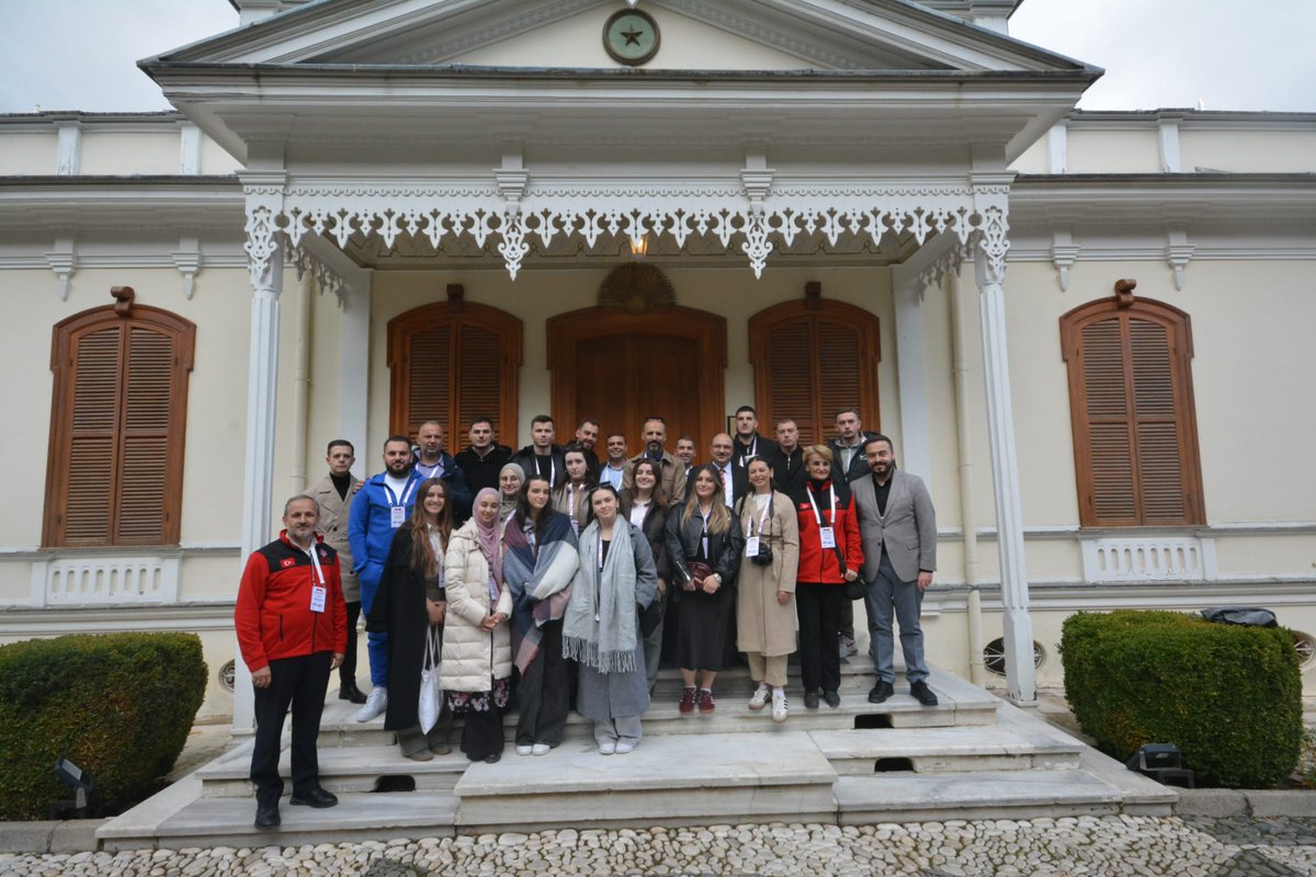 🇹🇷 🇲🇪 Genel Müdürlüğümüzün Hayal Et, Keşfet, Vakfet projesiyle Karadağ’dan gelen gençleri Bursa’da ağırladık.
Vakıf medeniyetinin paylaşma, merhamet ve kardeşlik iklimini; Ulu Cami’nin gölgesinde, Yeşil Cami’nin zarafetinde anlattık.
İyilik ortak bir dildir ve sınır tanımaz. 💚