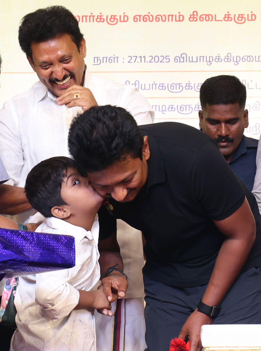 Udhaystalin's tweet image. நம் பிறந்த நாளை முன்னிட்டு சென்னை கிழக்கு மாவட்ட கழகம் ஏற்பாட்டில், பெரியார் திடலில் நடைபெற்ற நிகழ்ச்சியில், கழக மூத்த முன்னோடிகளுக்கு பொற்கிழிகளையும், ஏழை - எளிய மக்கள் - மாற்றுத்திறனாளிகள் - திருநர்கள் - தூய்மைப்பணியாளர்கள் - சுகாதாரப்பணியில் ஈடுபடுவோருக்கு நலத்திட்ட…
