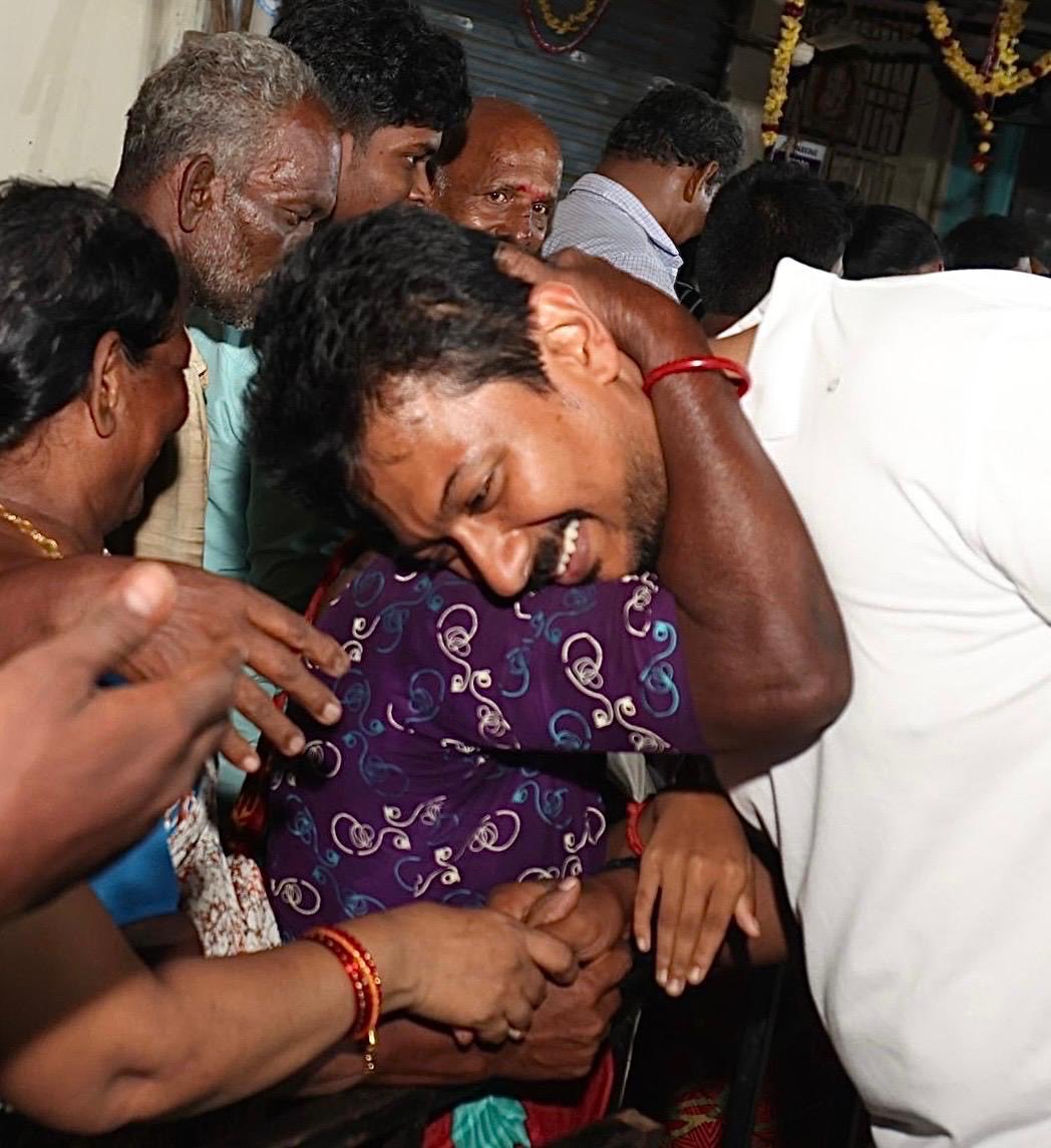 DhivCM's tweet image. உதயநிதி ஸ்டாலினைப் பார்க்கும் போது அவ்வபோது மைக்கேல் கார்லியோன் கதாபாத்திரம் நினைவுக்கு வரும். திராவிட அரசியலின் மரபை மூலதனமாகக் குடும்ப அரசியல் செய்தாலும், உதயநிதி அதன் பொறுப்புகளைப் பெற்றே தீர வேண்டும் என்ற முனைப்பில் செயல்பட்டவர் அல்ல. மாறாக, சற்று தயக்கத்துடனே பெரும்